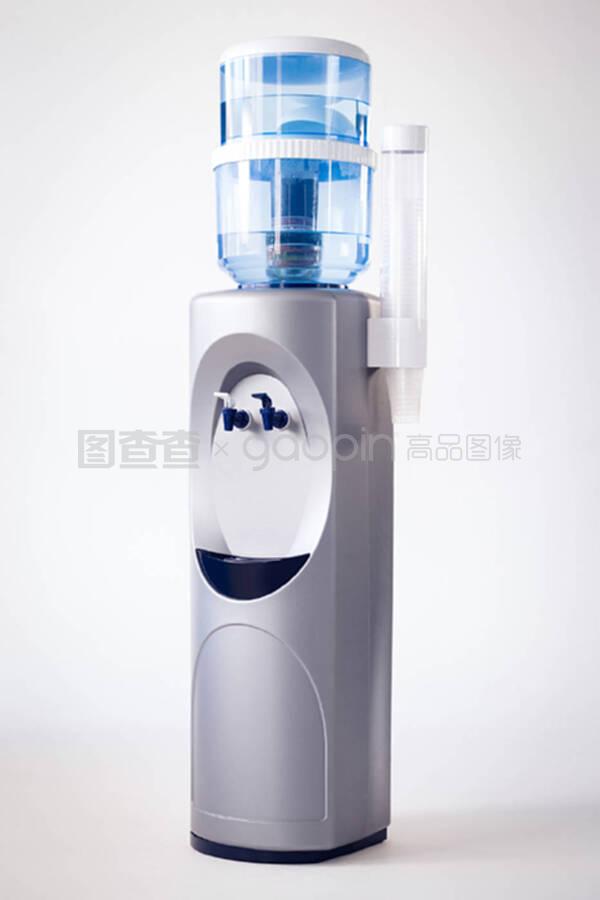 白色背景的飲水機 現(xiàn)代辦公與家居飲水設(shè)備的融合美學(xué)與功能選擇